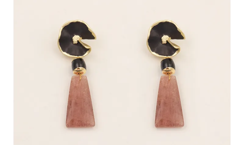 Pendientes flor esmaltada en negro mate, tubo pasa