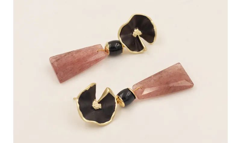 Pendientes flor esmaltada en negro mate, tubo pasa