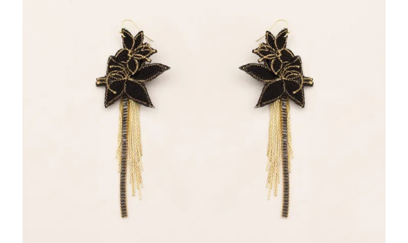 Pendientes de flores bordadas en negro y dorado co