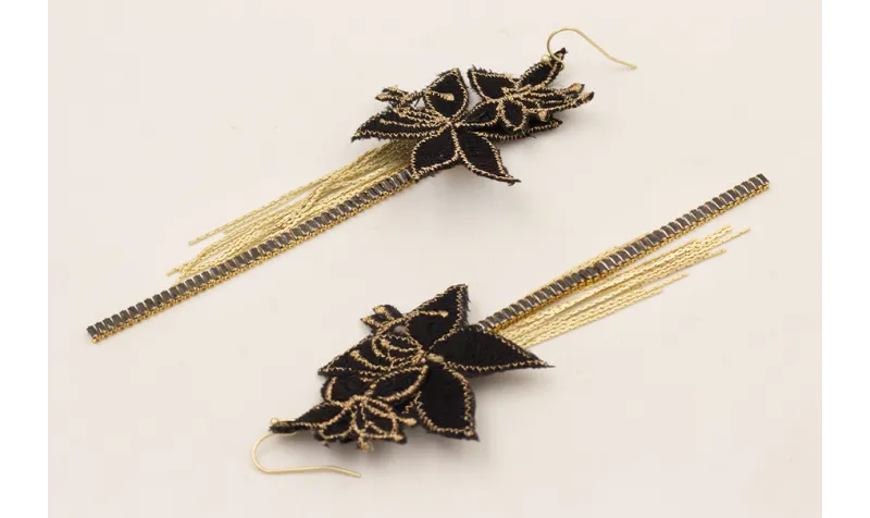 Pendientes de flores bordadas en negro y dorado co