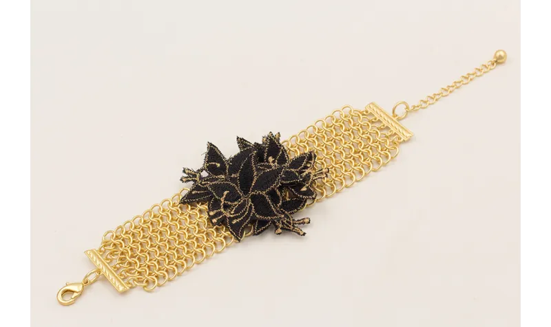 Pulsera de malla con blores boradadas negras cosid