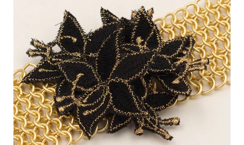 Pulsera de malla con blores boradadas negras cosid