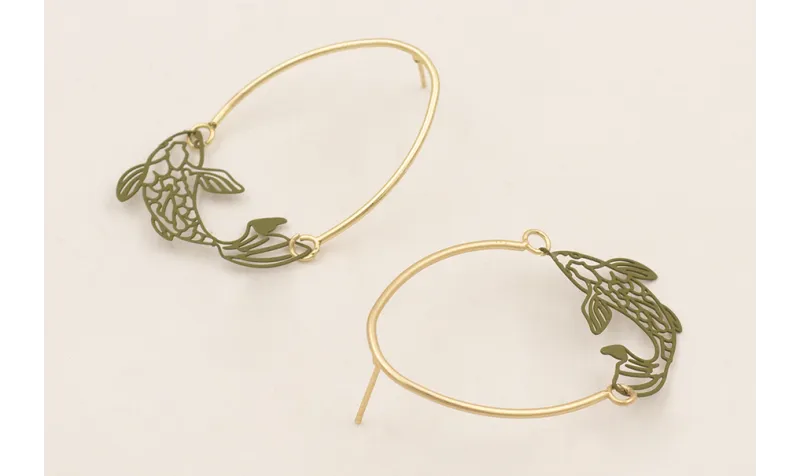 Pendientes con perno en forma de herradura y pez v