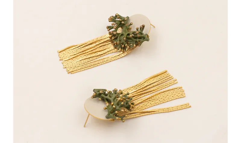 Pendientes perno disco blanco con fleco y rama de