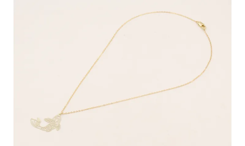 Collar cadena de eslabon pequeño con pez blanco