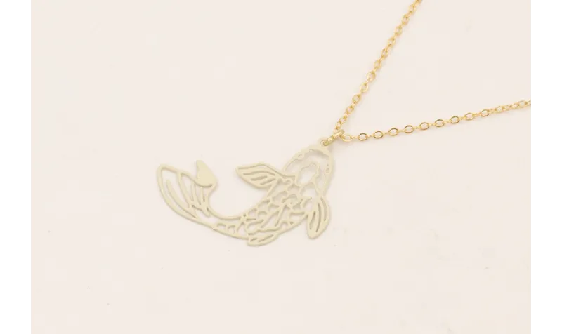 Collar cadena de eslabon pequeño con pez blanco