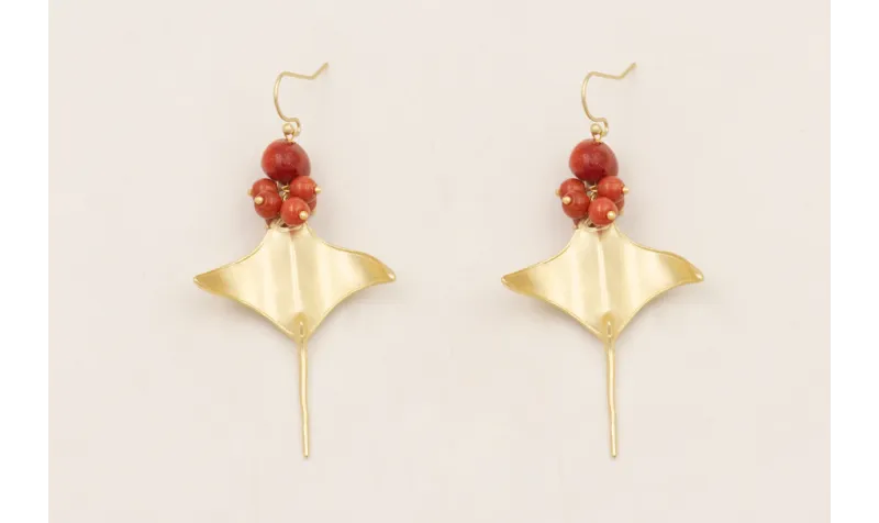 Pendientes perno sencillo con bolas de coral y man