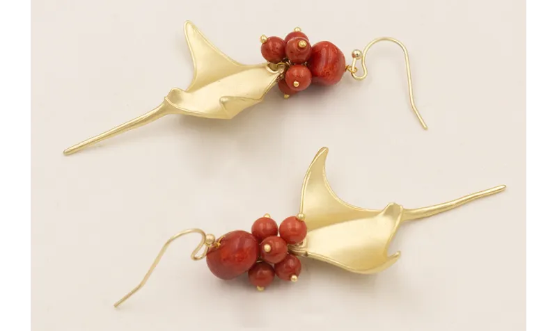 Pendientes perno sencillo con bolas de coral y man