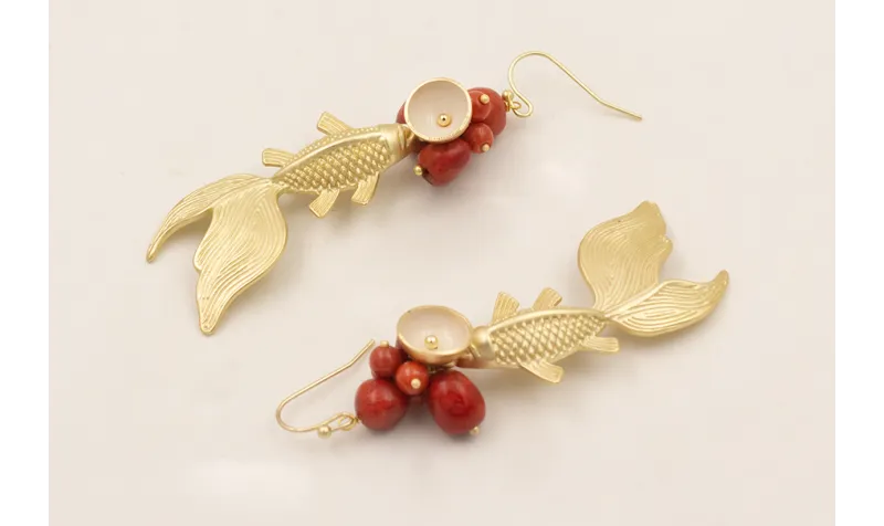 Pendientes perno sencillo con bolas de coral, colg