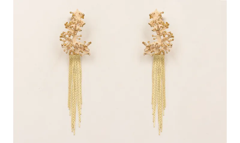 Pendientes perno y colgante de rama coral beige y