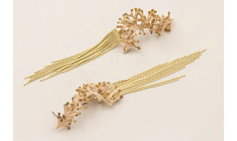 Pendientes perno y colgante de rama coral beige y