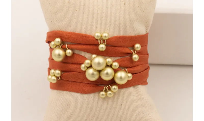 Pulsera de muchas vueltas de seda plana color teja