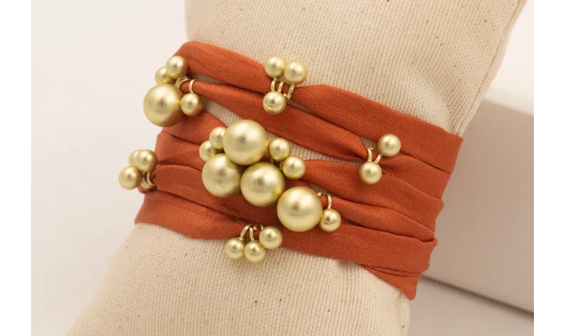 Pulsera de muchas vueltas de seda plana color teja