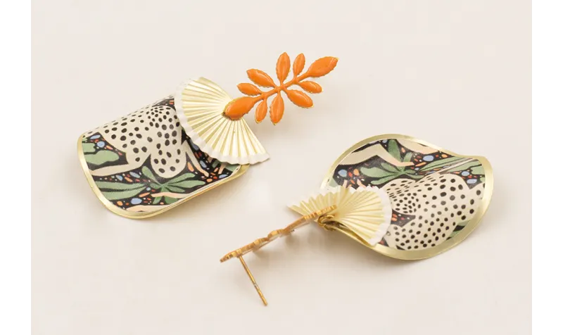 Pendientes perno hojas esmaltado naranja, abanico