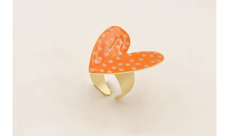 Anillo con corazón esmaltado naranja y motas verde