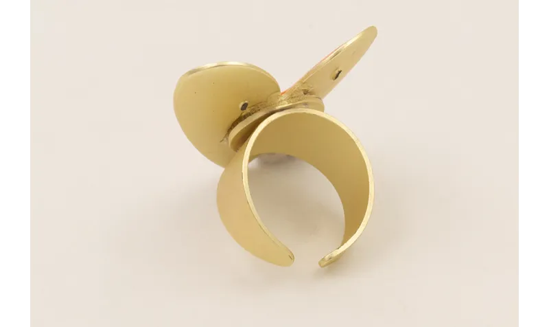 Anillo con corazón esmaltado naranja y motas verde