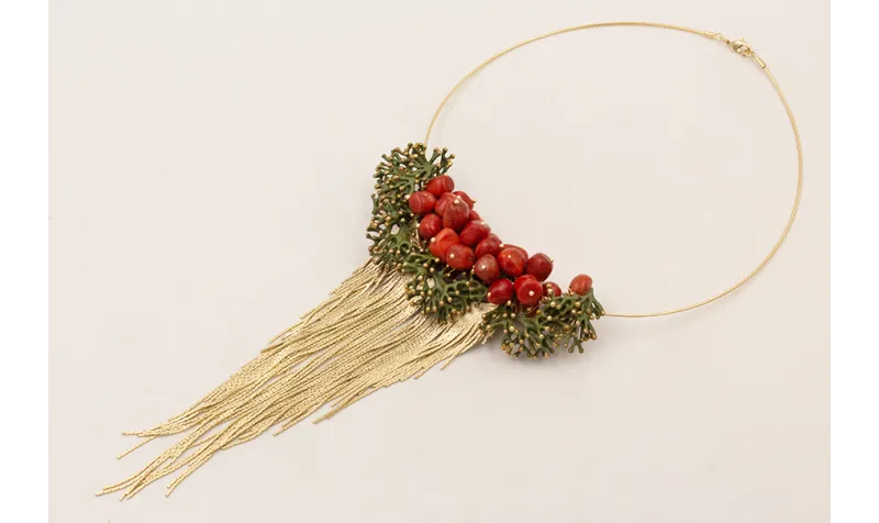 Collar rígido fino con ramas de coral verde cosida