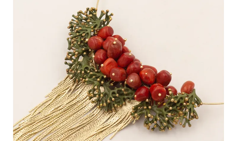 Collar rígido fino con ramas de coral verde cosida