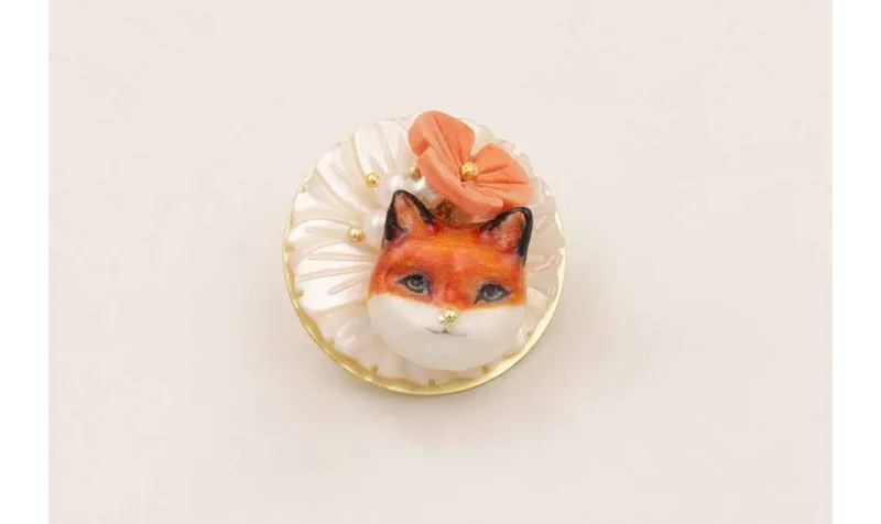 Broche con cabeza de zorro, flor de resina coral y