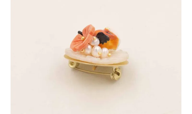Broche con cabeza de zorro, flor de resina coral y