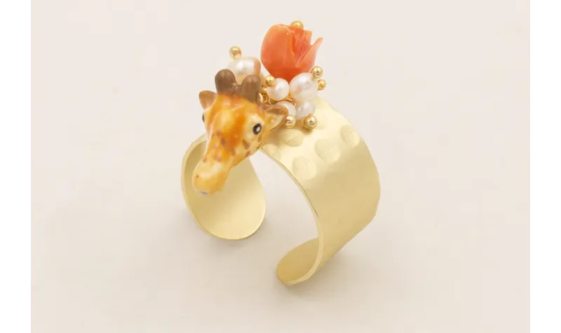 Anillo de cabeza de jirafa con burruño de perlitas