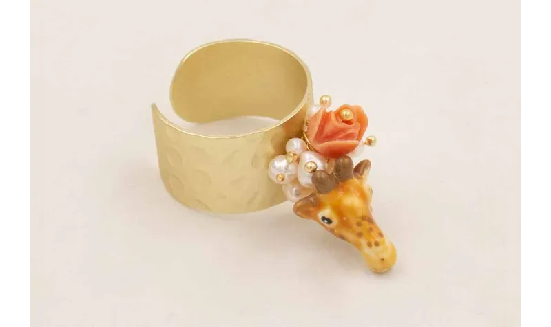 Anillo de cabeza de jirafa con burruño de perlitas