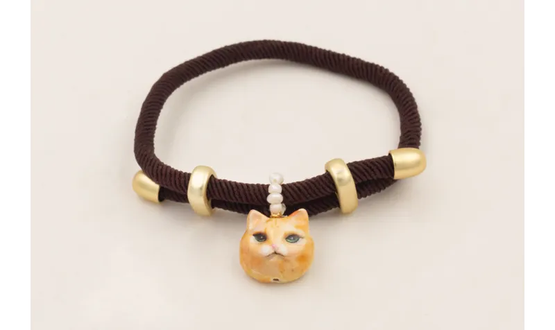Pulsera elástica de goma marrón, con cabeza de gat