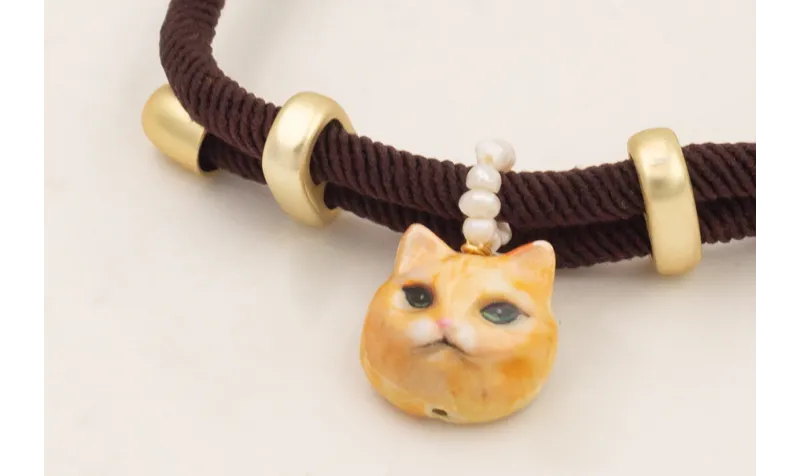 Pulsera elástica de goma marrón, con cabeza de gat