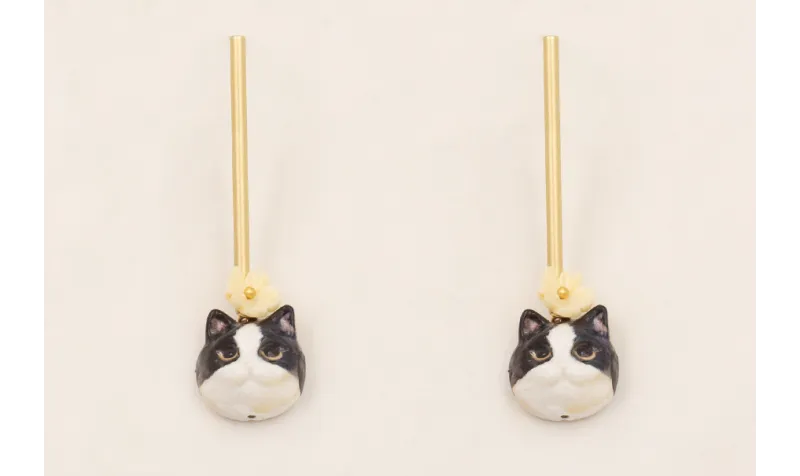 Pendientes de perno palo, flor de resina beige y c