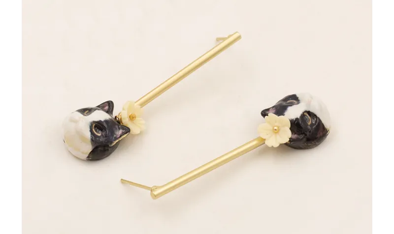 Pendientes de perno palo, flor de resina beige y c