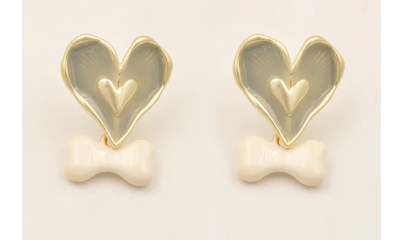 Pendientes perno de corazón esmaltado gris con hue
