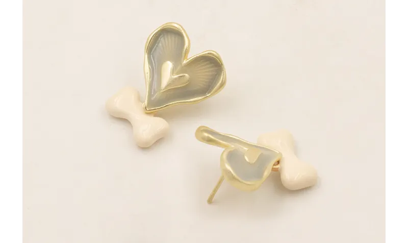 Pendientes perno de corazón esmaltado gris con hue