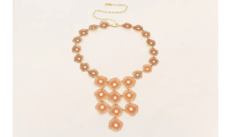 Collar de piezas de forma radiante naranja cosidas