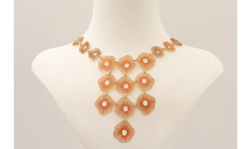 Collar de piezas de forma radiante naranja cosidas