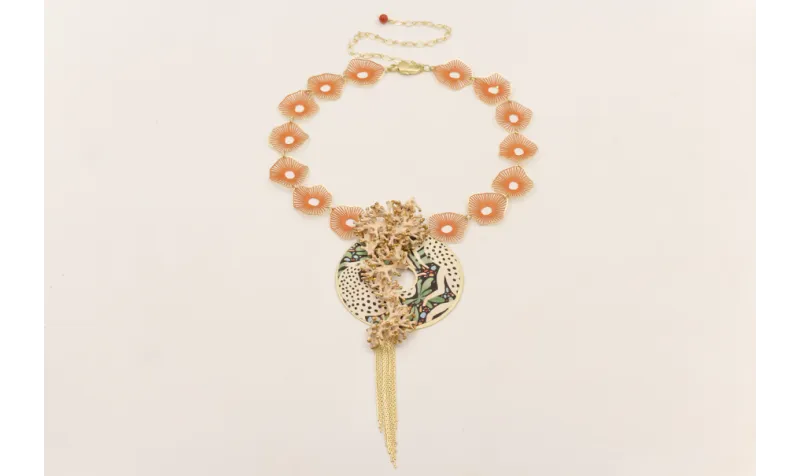 Collar de piezas de forma radiante naranjas con di