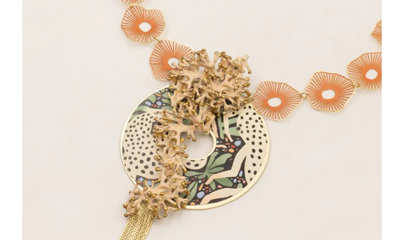Collar de piezas de forma radiante naranjas con di