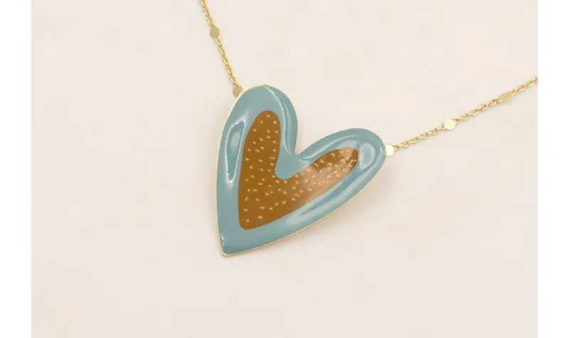 Collar de cadena de chapitas mate y corazon azul y