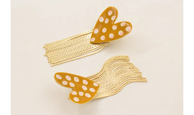 Pendientes con perno de disco beige y flecos y cor