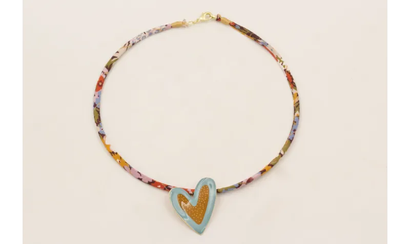 Collar rígido cubierto de liberty multicolor con c