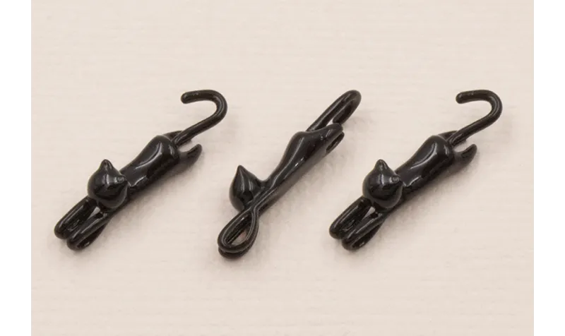 Coltante Gato 20*4mm Esmalte Negro / Cuentas Metálicas de Latón / Zamak