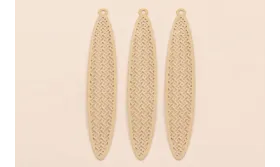 Colgante oavalo labrado lámina 60*11mm Color Beige / Cuentas Metálicas de Latón / Zamak