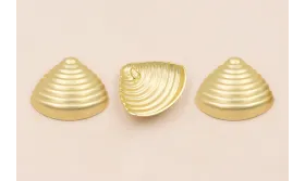 Colgante concha triangular rayada 32*26mm Oro Mate / Cuentas Metálicas de Latón / Zamak