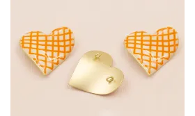 Colgante Corazón 30*30 Beige y Cuadros Naranjas / Cuentas Metálicas de Latón / Zamak