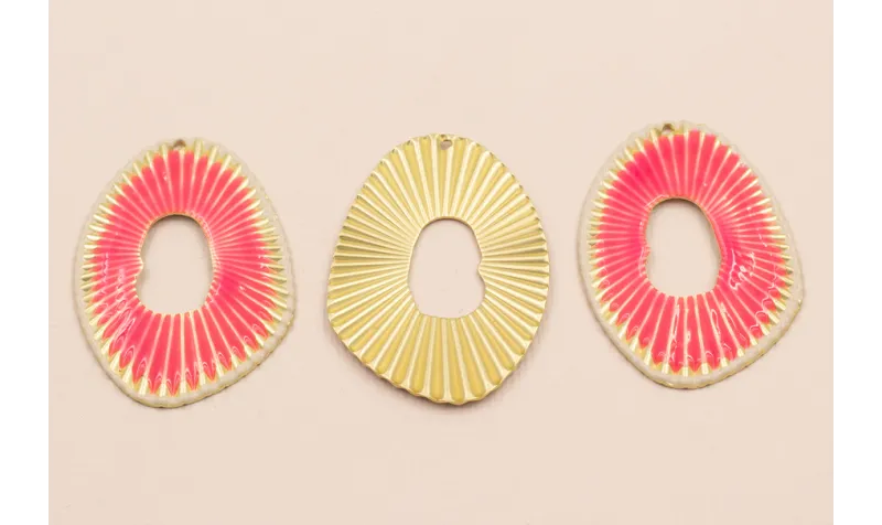 Ovalo Estriado Fuxia ,Beide y Oro mate 47*32 / Cuentas Metálicas de Latón / Zamak