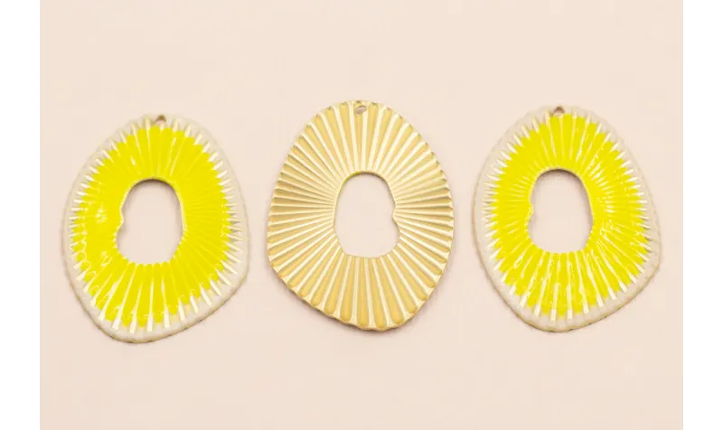 Ovalo Estriado Amarillo ,Beide y Oro mate 47*32 / Cuentas Metálicas de Latón / Zamak