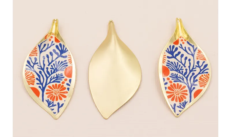 Cogante Hoja 56*26 O. Mate  Corales Rojos y Azules / Cuentas Metálicas de Latón / Zamak