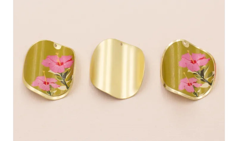 Disco ondulado de 40 Oro Mate  Flores Fondo Beige / Cuentas Metálicas de Latón / Zamak