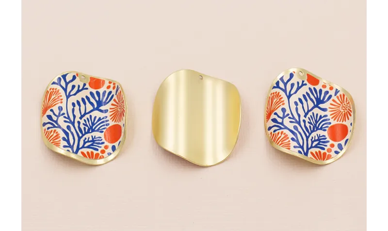 Disco ondulado 40 Oro Mate  Corales Rojos Azules / Cuentas Metálicas de Latón / Zamak