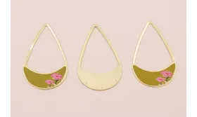 Colgante lágrima 58*37 O. Mate  Flores Fondo Beige / Cuentas Metálicas de Latón / Zamak