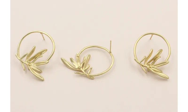 Pendiente Aro de 25mm con Rama Dorado Mate